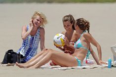 АннаЛинн МакКорд загорает на пляже в Лос-Анджелесе фото #30