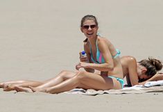 АннаЛинн МакКорд загорает на пляже в Лос-Анджелесе фото #31