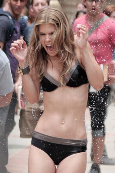 Сексуальная фигура АнныЛинн МакКорд в купальнике на съемках фото #29