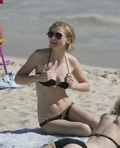 Кирстен Данст поправляет купальник фото #2