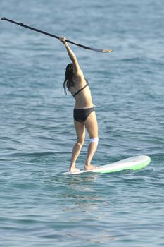 Мишель Родригес в черном бикини занимается серфингом с веслом фото #12