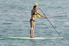 Мишель Родригес в черном бикини занимается серфингом с веслом фото #17