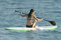 Мишель Родригес в черном бикини занимается серфингом с веслом фото #24