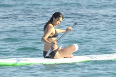 Мишель Родригес в черном бикини занимается серфингом с веслом фото #25