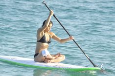 Мишель Родригес в черном бикини занимается серфингом с веслом фото #26