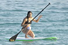 Мишель Родригес в черном бикини занимается серфингом с веслом фото #29