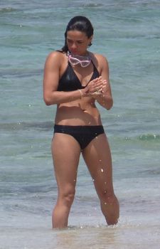 Аппетитное тело Мишель Родригес в черном бикини фото #17