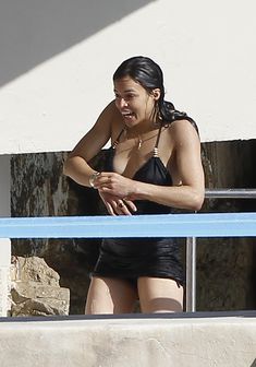 Голая попка Мишель Родригес на отдыхе фото #15