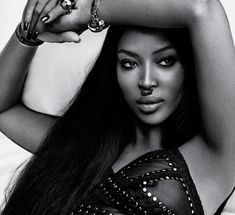 Наоми Кэмпбелл показала сосок в журнале Vogue