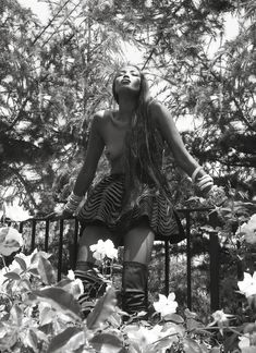 Горячая Наоми Кэмпбелл разделась для журнала Vogue фото #4