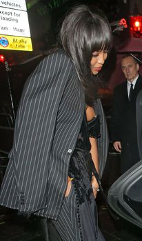 Случайный засвет Наоми Кэмпбелл на вечеринке фото #6