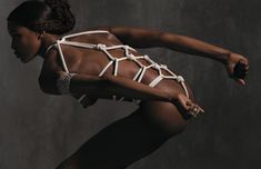 Голая связанная Наоми Кэмпбелл фото #1