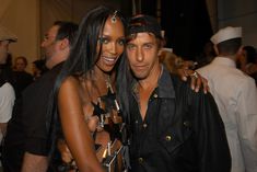 Наоми Кэмпбелл засветила сосок на показе мод