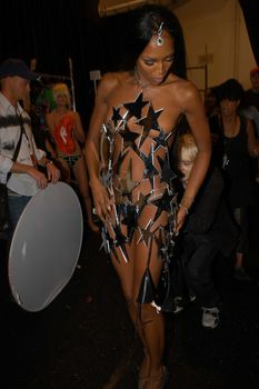 Наоми Кэмпбелл засветила сосок на показе мод