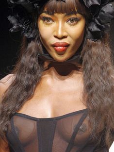 Наоми Кэмпбелл в прозрачном наряде на подиуме фото #3