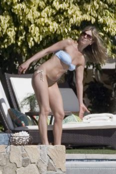 Попка Дженнифер Энистон в бикини фото #9