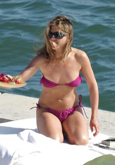 Дженнифер Энистон в соблазнительном купальнике во Флориде фото #4