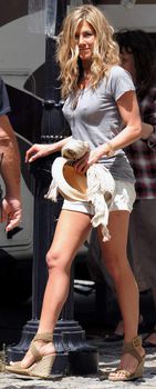 Взбудораженные соски Дженнифер Энистон фото #2