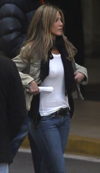 Дженнифер Энистон без лифчика в белой майке фото #1