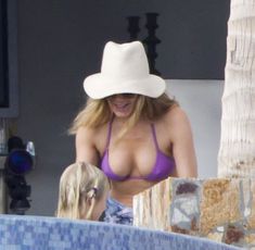 Аппетитная грудь Дженнифер Энистон на отдыхе в Мексике фото #4