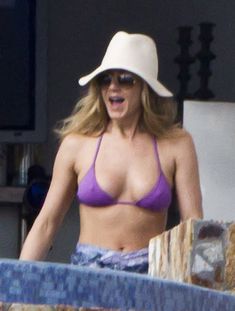 Аппетитная грудь Дженнифер Энистон на отдыхе в Мексике фото #5