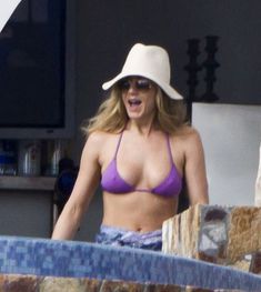 Аппетитная грудь Дженнифер Энистон на отдыхе в Мексике фото #6