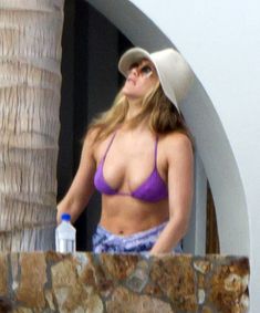 Аппетитная грудь Дженнифер Энистон на отдыхе в Мексике фото #9