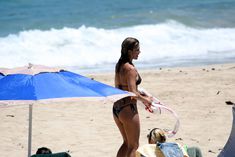 Сексуальная Дженнифер Энистон в купальнике фото #1