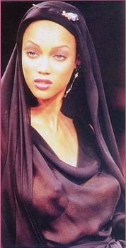 Засветы голой груди Тайры Бэнкс на подиуме фото #5