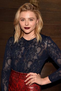 Хлоя Морец без бюстгальтера для рекламы журнала фото #1