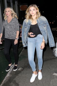 Хлоя Морец засветила грудь в Нью-Йорке фото #3