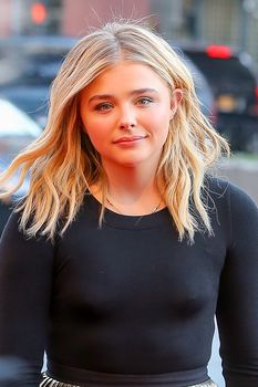 Маленькая грудь Хлои Морец без лифчика на кинофестевале фото #1