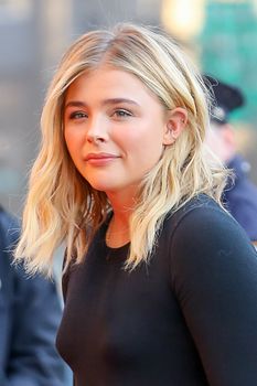 Маленькая грудь Хлои Морец без лифчика на кинофестевале фото #2