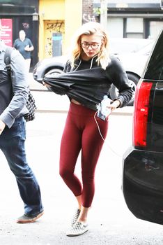 Лосины Хлои Морец передавили письку фото #1