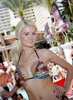 Модель Холли Мэдисон в бикини возле бассейна фото #3