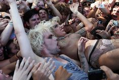 Леди Гага в развратной одежде прыгнула к фанатам со сцены фото #10