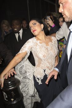 Леди Гага засветила соски в Лондоне фото #2