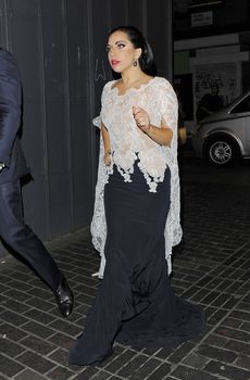 Леди Гага засветила соски в Лондоне фото #4