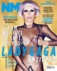 Леди Гага прикрывает рукой интимные места в журнале NME