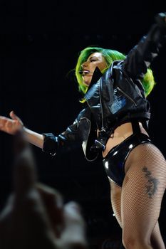 Аппетитная попка Леди Гаги на сцене фото #1