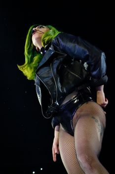 Аппетитная попка Леди Гаги на сцене фото #2