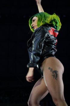 Аппетитная попка Леди Гаги на сцене фото #3