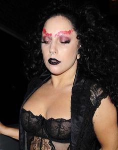 Леди Гага в сексуальном наряде возле паба фото #1