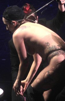 Бесстыжая Леди Гага переодевается на сцене фото #2