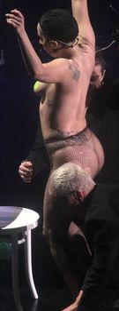 Бесстыжая Леди Гага переодевается на сцене фото #8