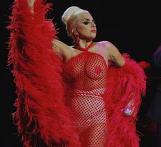 Леди Гага выступает без бюстгальтера в Лондоне фото #2