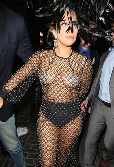 Леди Гага в откровенном наряде в Лондоне фото #3