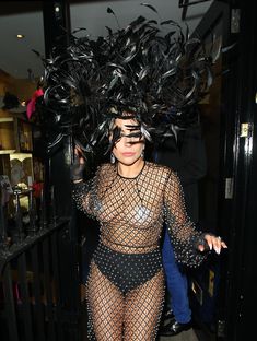 Леди Гага в откровенном наряде в Лондоне фото #6