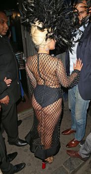 Леди Гага в откровенном наряде в Лондоне фото #8