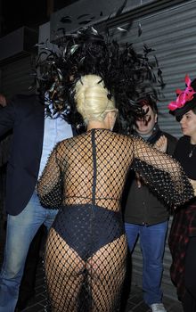 Леди Гага в откровенном наряде в Лондоне фото #9